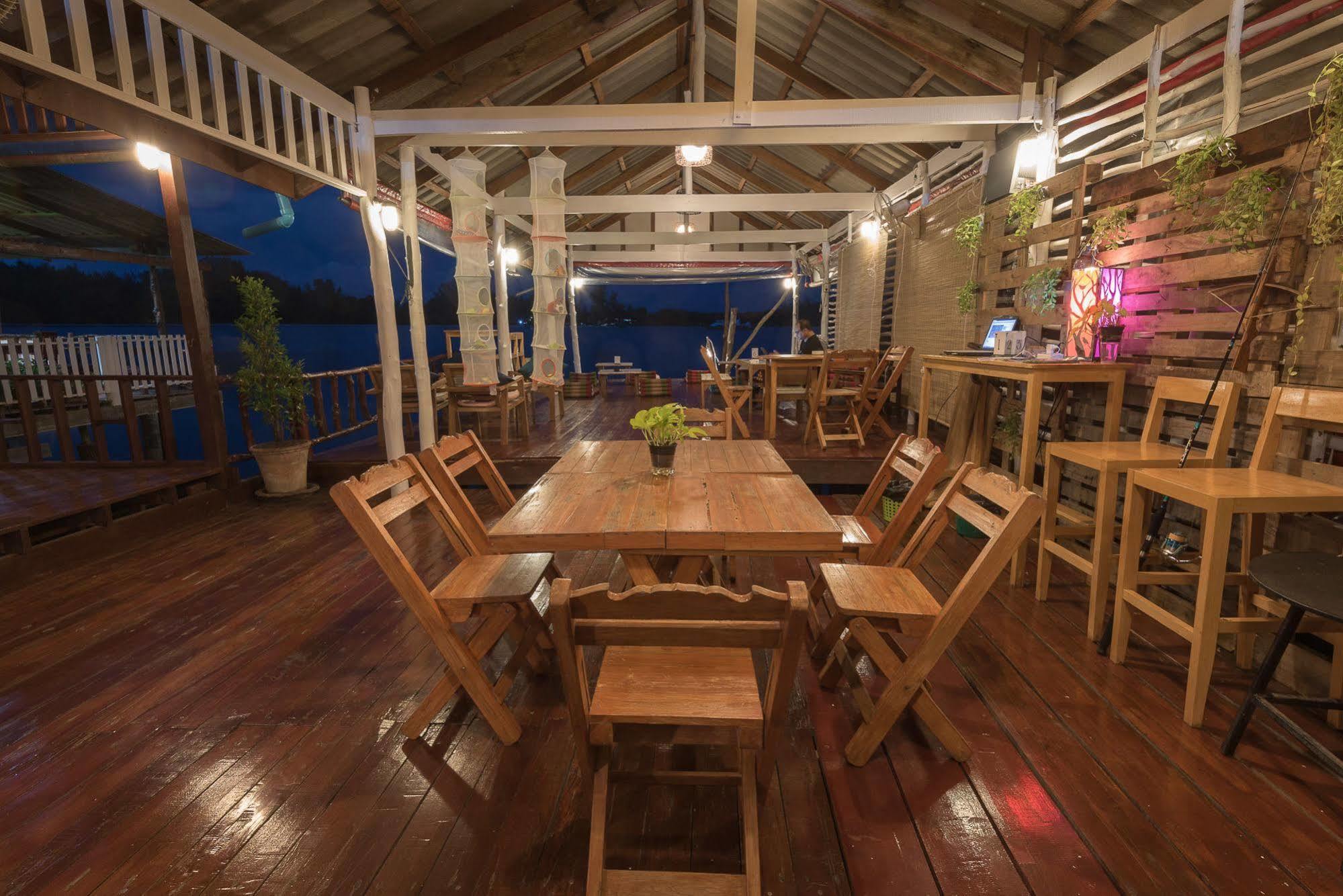 Sincere Hostel Bar And Bistro Koh Lanta Exterior photo